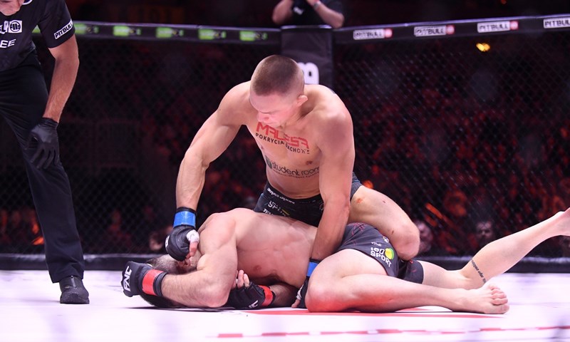 Sudar različitih stilova: Poljak i Brazilac u borbi za FNC pojas u velteru