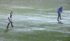 FOTO: Potop na Rujevici zaustavio utakmicu, travnjak natopljen vodom