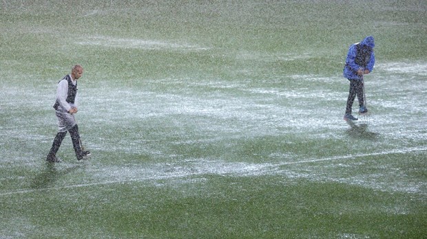 FOTO: Potop na Rujevici zaustavio utakmicu, travnjak natopljen vodom