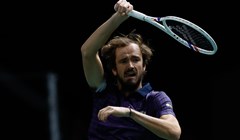 Medvjedev u najneizvjesnijem meču dana prošao u četvrtfinale turnira u Parizu