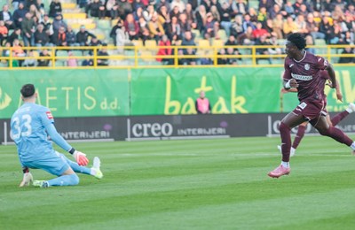 Lisica pogriješio, Lawal iskoristio poklon i zabio za vodstvo