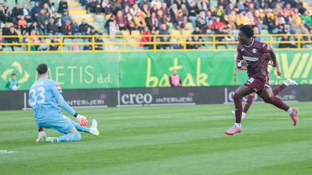 Lisica pogriješio, Lawal iskoristio poklon i zabio za vodstvo