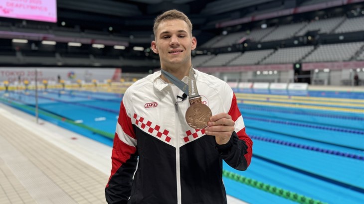 Nikola Zdrilić osvojio prvu hrvatsku medalju u plivanju u povijesti Deflimpijskih igara