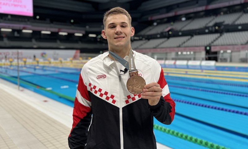 Nikola Zdrilić osvojio prvu hrvatsku medalju u plivanju u povijesti Deflimpijskih igara