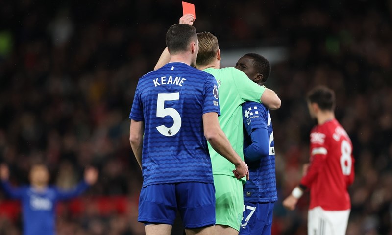 Evertonu velika pobjeda na Old Traffordu, ali show je ukrao Gana Gueye isključenjem nakon udaranja suigrača