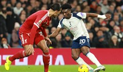 Liverpool s dva igrača više jedva sačuvao prednost protiv Spursa