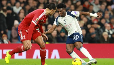 Liverpool s dva igrača više jedva sačuvao prednost protiv Spursa