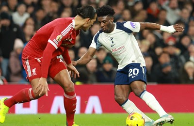 Liverpool s dva igrača više jedva sačuvao prednost protiv Spursa