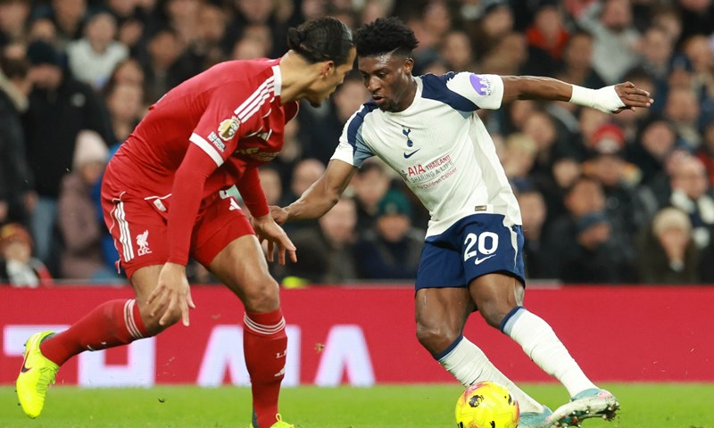 Liverpool s dva igrača više jedva sačuvao prednost protiv Spursa