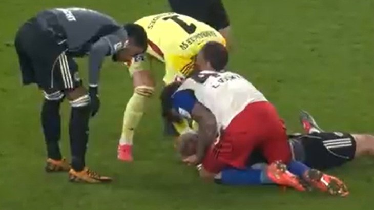 Težak sudar u Bundesligi, Vušković prvi pružio pomoć veznjaku Eintrachta