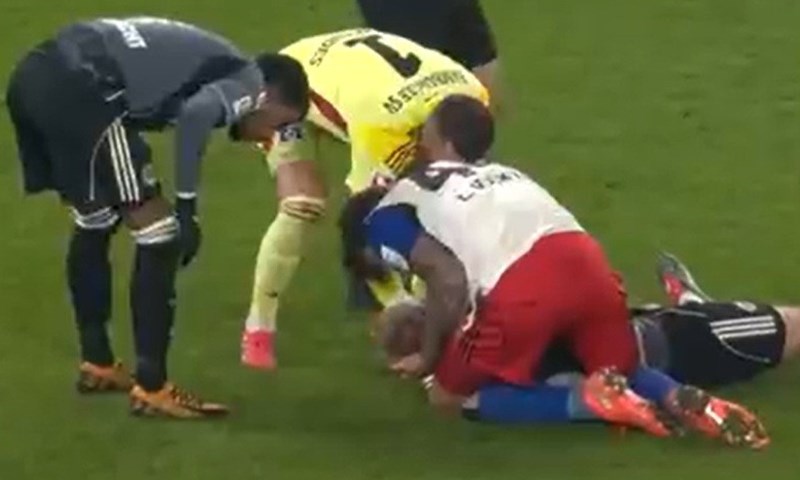 Težak sudar u Bundesligi, Vušković prvi pružio pomoć veznjaku Eintrachta