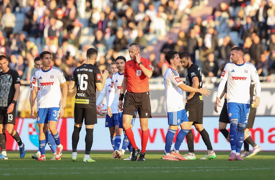 Zdenko Lovrić nakon VAR provjere dao crveni karton Mariju Tadiću