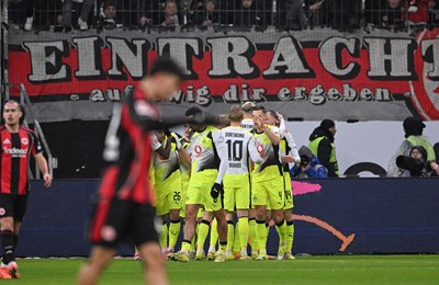 Drama u Frankfurtu s dva gola u sudačkoj nadoknadi, Borussia do boda u 96. minuti