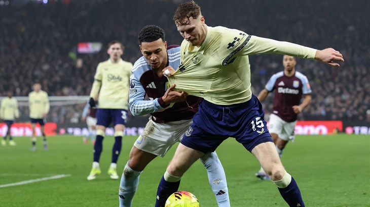 Manchester United pobjedom kod Evertona bježi Chelseaju i Liverpoolu, a opasno prijeti Aston Villi