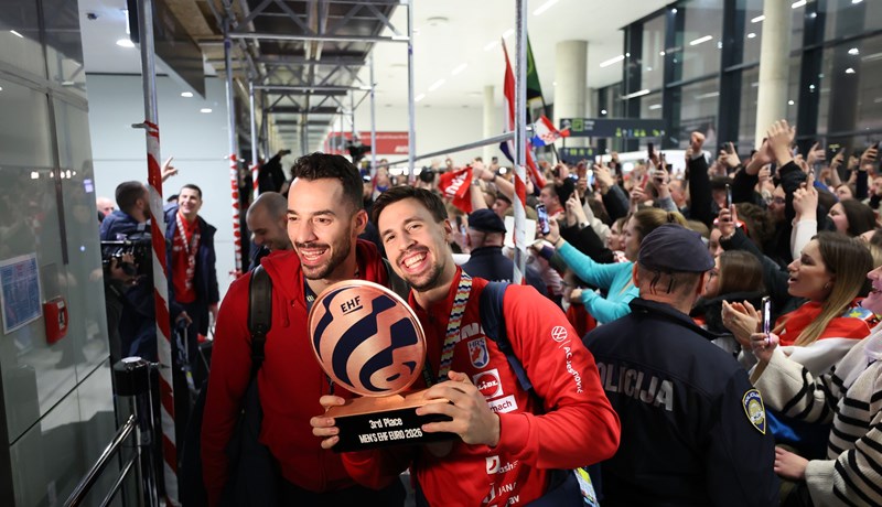 Više stotina navijača dočekalo brončane rukometaše u zrakoplovnoj luci Franjo Tuđman