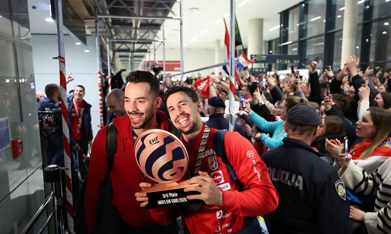 Više stotina navijača dočekalo brončane rukometaše u zrakoplovnoj luci Franjo Tuđman