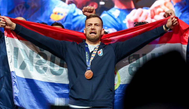 Deseci tisuća navijača na Trgu bana Jelačića pozdravilo brončane hrvatske rukometaše