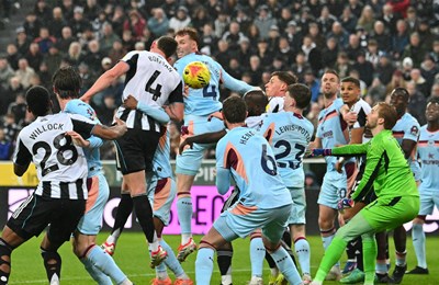 Ludnica na St. James' Parku, Brentfordu sva tri boda u trileru s pet golova