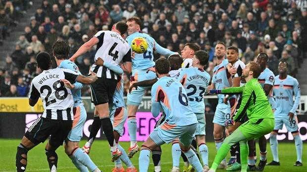 Ludnica na St. James' Parku, Brentfordu sva tri boda u trileru s pet golova