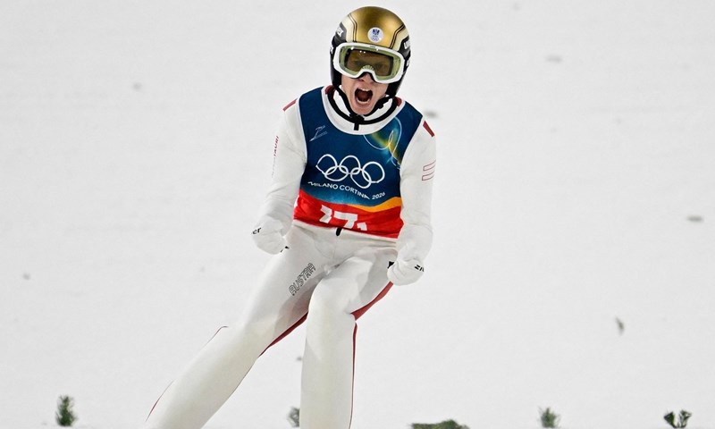 Vremenski uvjeti skratili natjecanje u skijaškim skokovima, Austrijanci uzeli zlato