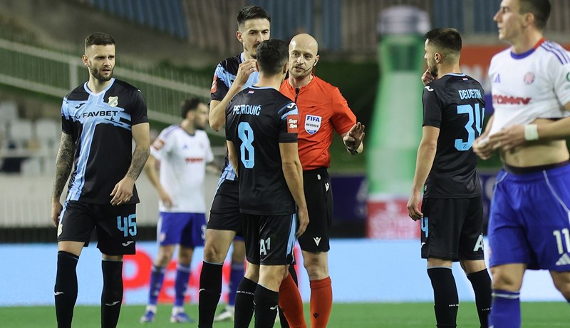 Rijeka u završnici prvog poluvremena ostala s igračem manje nakon isključenja Petroviča