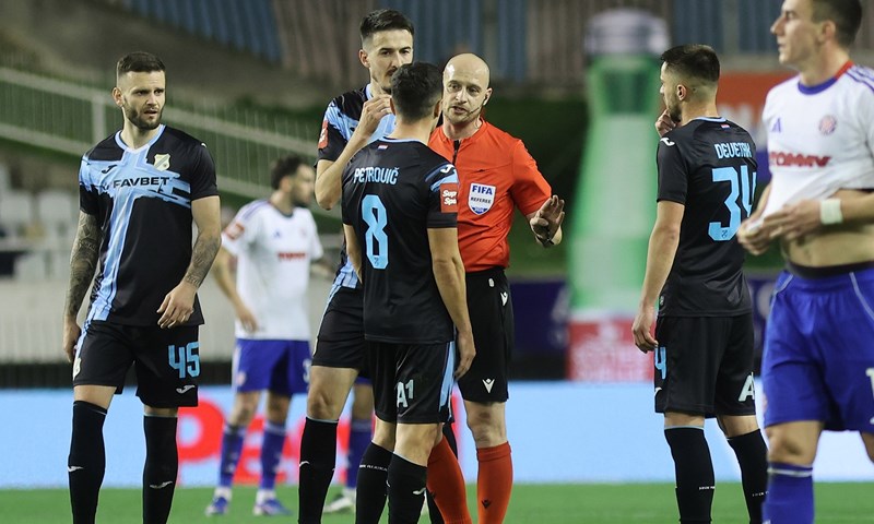 Rijeka u završnici prvog poluvremena ostala s igračem manje nakon isključenja Petroviča