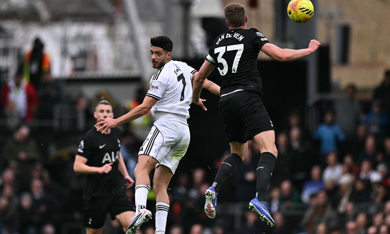 Tudorov Tottenham ponovno poražen u gradskom derbiju, Manchester United preokretom do tri boda