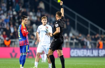 Kolarić već u četvrtoj minuti pokazao na 11 metara za Rijeku, VAR provjera ga razuvjerila