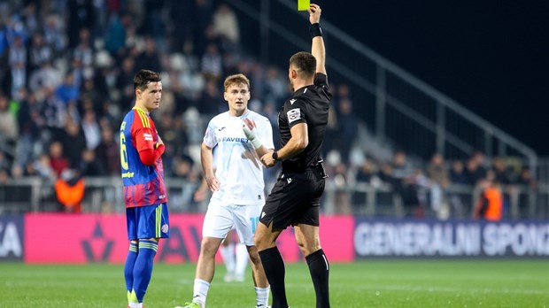 Kolarić već u četvrtoj minuti pokazao na 11 metara za Rijeku, VAR provjera ga razuvjerila