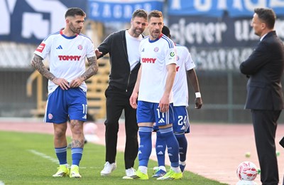 Emocije na tribine, trezvene glave u urede