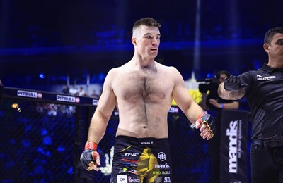 FNC 29: Matej Batinić bez pravog odgovora, predao je pojas Jakobu Nedohu