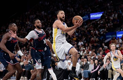 Warriorsi na krilima Curryja izborili finale, a Sixersi predvođeni Maxeyjem izborili doigravanje