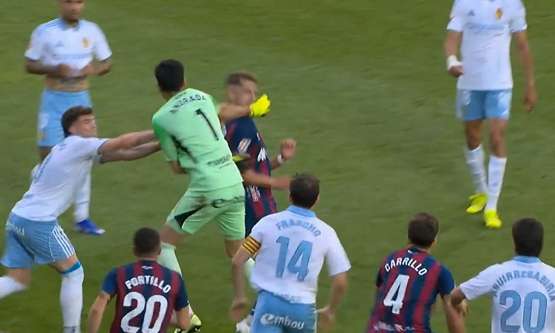 Masovna tučnjava u španjolskom derbiju nakon brutalnog poteza vratara: 'Izgubio sam kontrolu'