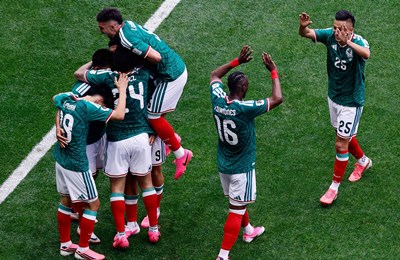 Meksiku startao drugi najmlađi igrač nokaut faze ikad, ali El Tri svejedno izveo treću najstariju momčad