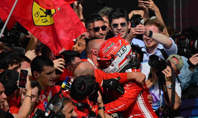 Leclerc prekinuo post i slavio u Britaniji, Hamilton izgubio poziciju u finišu