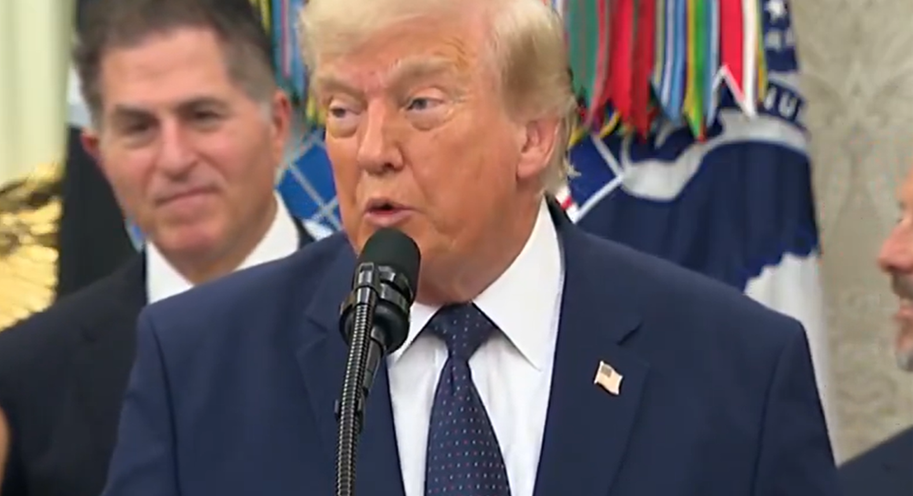 Trump ponudio bizarnu logiku: 'Nisam znao što je crveni karton, kako možete kazniti nekoga za utakmicu koja tek slijedi?'