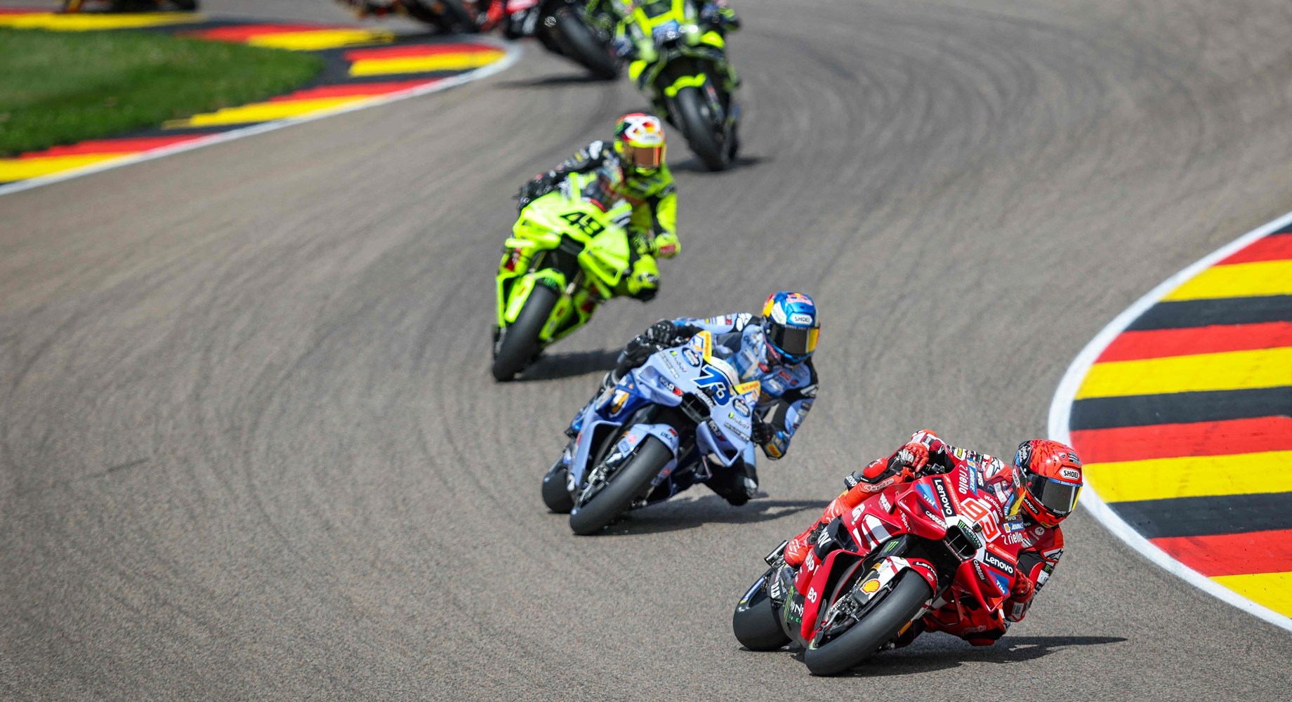 Dominacija braće Márquez na kultnoj stazi: Marc pokorio Sachsenring u sprintu, a brat Álex odmah do njega