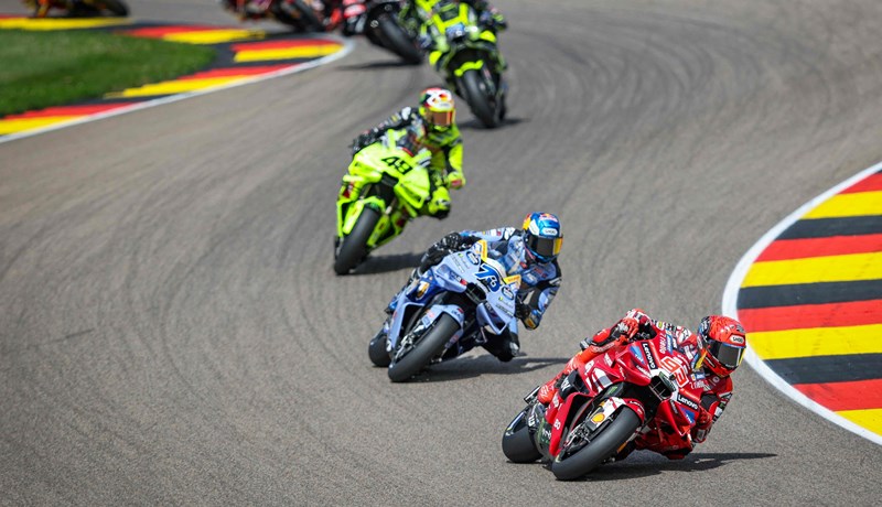 Dominacija braće Márquez na kultnoj stazi: Marc pokorio Sachsenring u sprintu, a brat Álex odmah do njega