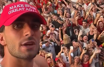 Ferran Torres na velikoj proslavi u Madridu bocnuo Trumpa kapom na kojoj je stajao podrugljivi natpis