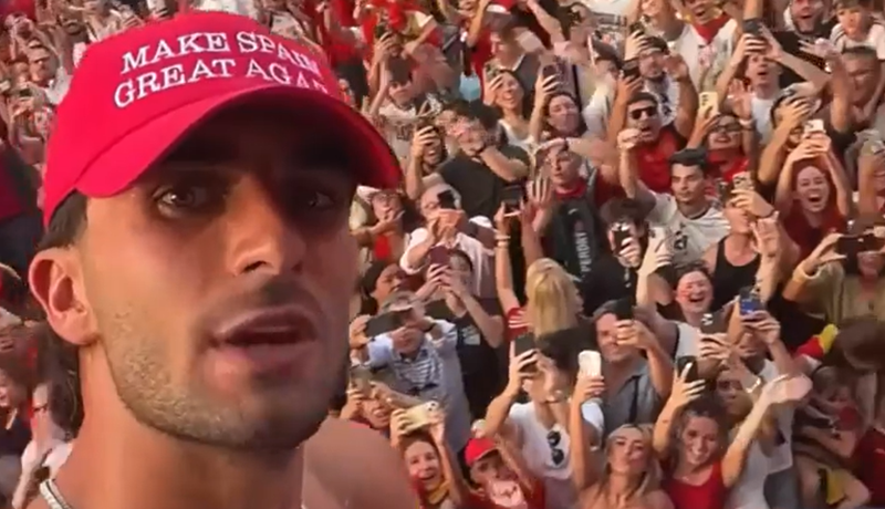 Ferran Torres na velikoj proslavi u Madridu bocnuo Trumpa kapom na kojoj je stajao podrugljivi natpis