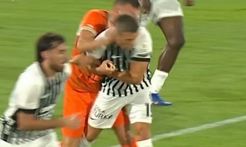 Bešiktaš upisao prvi poraz sezone, Trossard doživio neugodan incident