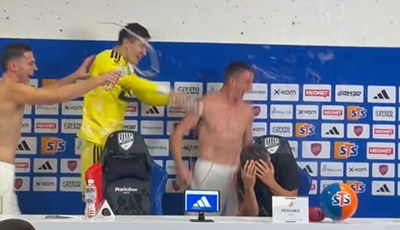 VIDEO: Šou u Poljskoj, igrači Hajduka slavljem prekinuli Garcijinu konferenciju za medije