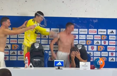 VIDEO: Šou u Poljskoj, igrači Hajduka slavljem prekinuli Garcijinu konferenciju za medije