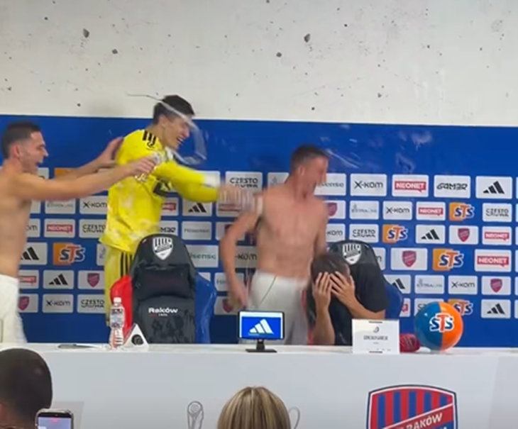 VIDEO: Šou u Poljskoj, igrači Hajduka slavljem prekinuli Garcijinu konferenciju za medije