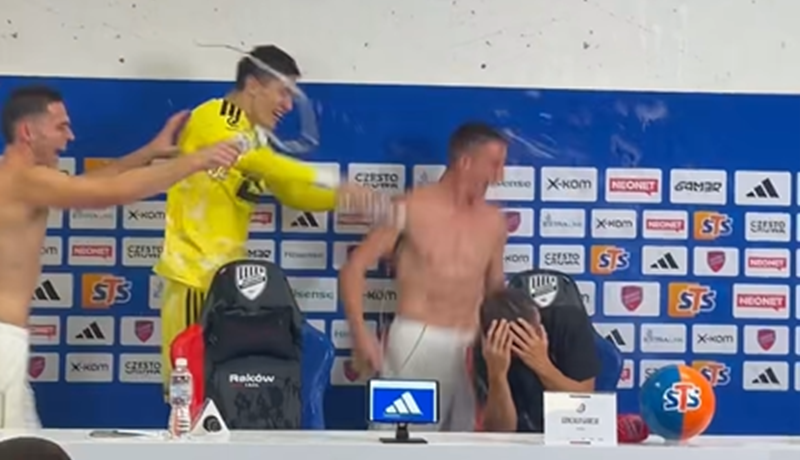 VIDEO: Šou u Poljskoj, igrači Hajduka slavljem prekinuli Garcijinu konferenciju za medije
