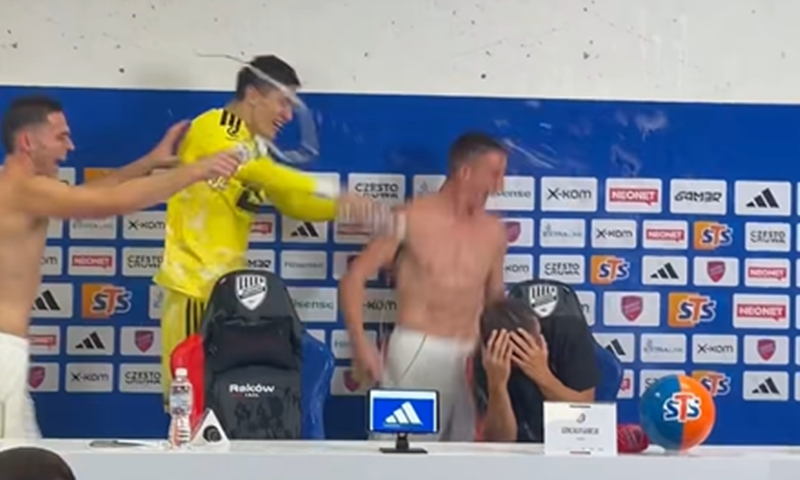 VIDEO: Šou u Poljskoj, igrači Hajduka slavljem prekinuli Garcijinu konferenciju za medije
