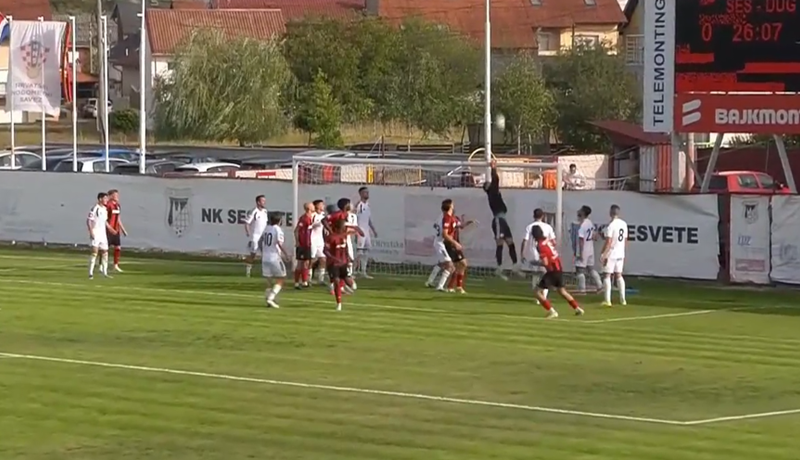 VIDEO: Pogledajte jedan od najbizarnijih golova u SuperSport Prvoj NL. Strijelac se već vraćao u obranu