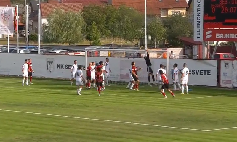 VIDEO: Pogledajte jedan od najbizarnijih golova u SuperSport Prvoj NL. Strijelac se već vraćao u obranu