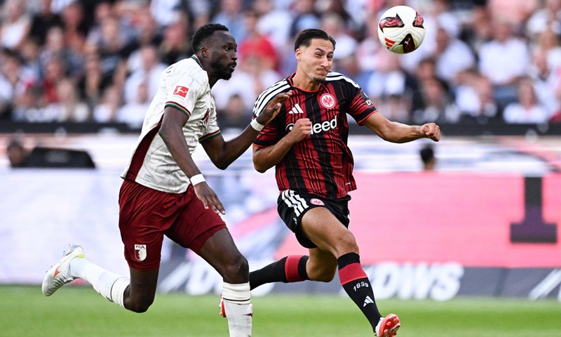 Augsburg deklasirao Eintracht u drugom poluvremenu i zasjeo na vrh Bundeslige