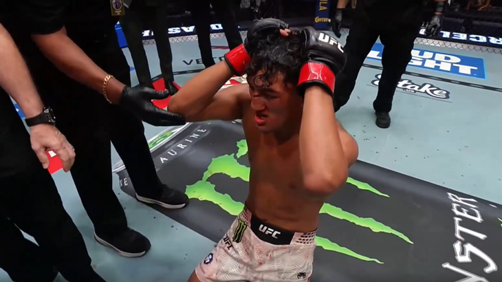 VIDEO: Grozne scene na UFC-u u Las Vegasu: Barcelos nepomično ležao, 18 godina mlađi protivnik molio